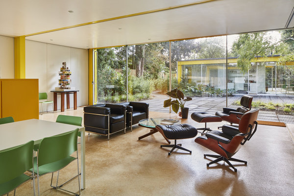 L’intérieur offre une ambiance décontractée et accueillante pour les résidents qui participent à la recherche d’un avenir urbain alternatif.