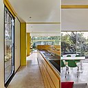 La couleur jaune récurrente, également présente sur la façade extérieure, relie tous les espaces intérieurs.