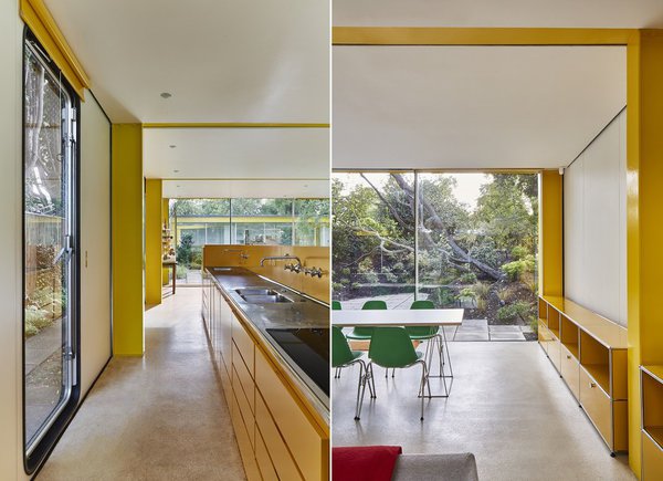 La couleur jaune récurrente, également présente sur la façade extérieure, relie tous les espaces intérieurs.