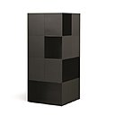 A gauche, étagère murale Manière Noire Shelf 1, en fibre de carbone et résine, Collection Manière Noire. Edition MSZ, 2013. Fabrication Cogitech, collection Particulière. A droite, rangement Manière Noire Tower 1, en fibre de carbone et résine, Collection Manière Noire. Edition MSZ, 2013. Fabrication Cogitech, collection Particulière.