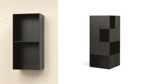 A gauche, étagère murale Manière Noire Shelf 1, en fibre de carbone et résine, Collection Manière Noire. Edition MSZ, 2013. Fabrication Cogitech, collection Particulière. A droite, rangement Manière Noire Tower 1, en fibre de carbone et résine, Collection Manière Noire. Edition MSZ, 2013. Fabrication Cogitech, collection Particulière.