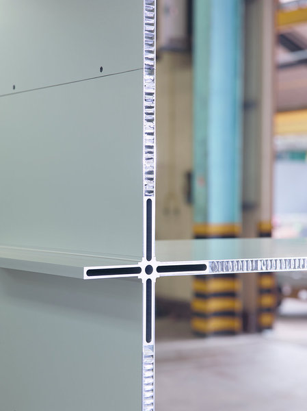 Détail de l’étagère Opus, en aluminium anodisé, nid d’abeilles aluminium. Edition MSZ, 2016. Fabrication Euro-Shelter, Collection particulière.