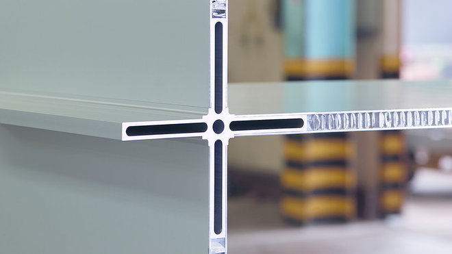 Détail de l’étagère Opus, en aluminium anodisé, nid d’abeilles aluminium. Edition MSZ, 2016. Fabrication Euro-Shelter, Collection particulière.