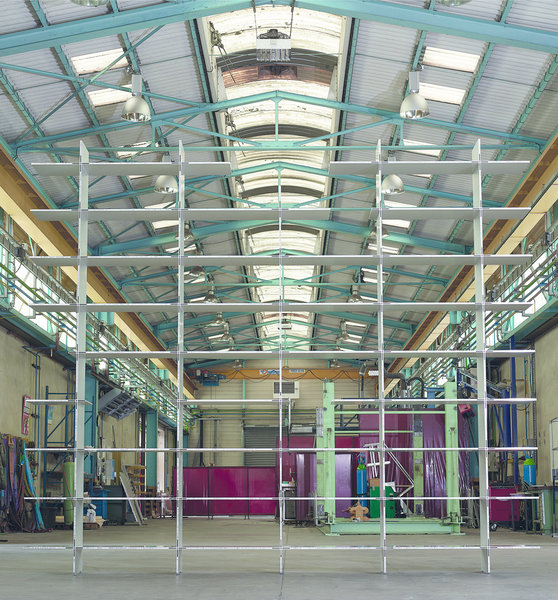 Etagère Opus, en aluminium anodisé, nid d’abeilles aluminium. Edition MSZ, 2016. Fabrication Euro-Shelter, Collection particulière.