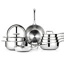 Castel Pro, collection d’articles culinaires pour les professionnels et par des chefs sous la direction du bureau de design internet de la marque Cristel. Les casseroles tous feux, induction comprise, offrent des formes arrondies pour faciliter les montées en sauce et sont fabriquées dans un matériau diffusant 5 couches pour une répartition optimale de la chaleur sans inertie. Ainsi la température monte et redescend très vite pour une maitrise parfaite des cuissons. Création design interne Paul Dodane.