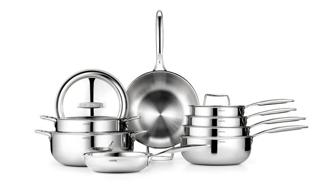Castel Pro, collection d’articles culinaires pour les professionnels et par des chefs sous la direction du bureau de design internet de la marque Cristel. Les casseroles tous feux, induction comprise, offrent des formes arrondies pour faciliter les montées en sauce et sont fabriquées dans un matériau diffusant 5 couches pour une répartition optimale de la chaleur sans inertie. Ainsi la température monte et redescend très vite pour une maitrise parfaite des cuissons. Création design interne Paul Dodane.