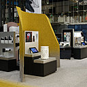 Les socles de présentation des Etoiles 2018 émergent d’un tapis, alliant deux couleurs contrastantes, « Fuse Field Yellow » de Desso et sont parfois agrémentés de cimaises en Dibond métallisé. Ce matériau composite an aluminium issu de la haute-technologie léger, stable, rigide et transformable en 3D permet de réaliser des mises en scène créatives.