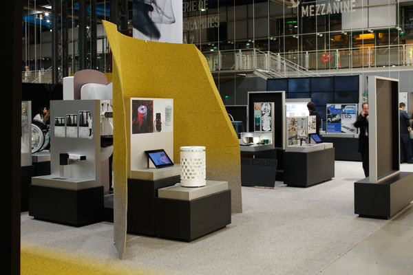 Les socles de présentation des Etoiles 2018 émergent d’un tapis, alliant deux couleurs contrastantes, « Fuse Field Yellow » de Desso et sont parfois agrémentés de cimaises en Dibond métallisé. Ce matériau composite an aluminium issu de la haute-technologie léger, stable, rigide et transformable en 3D permet de réaliser des mises en scène créatives.