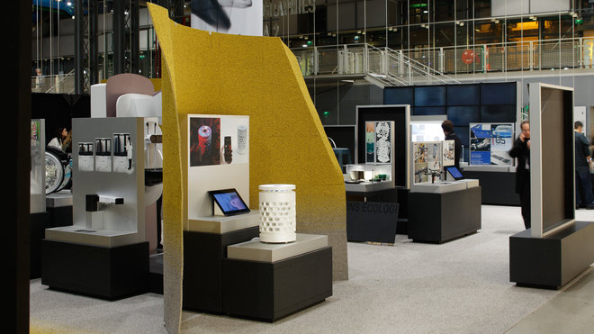 Les socles de présentation des Etoiles 2018 émergent d’un tapis, alliant deux couleurs contrastantes, « Fuse Field Yellow » de Desso et sont parfois agrémentés de cimaises en Dibond métallisé. Ce matériau composite an aluminium issu de la haute-technologie léger, stable, rigide et transformable en 3D permet de réaliser des mises en scène créatives.