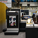 Les Etoiles sont érigées sur des podiums recouverts de PVC Tarkett « IQ Natural Le Graphite » et rehaussées d’un plateau en Dibond argenté, valorisant chaque élément présenté.