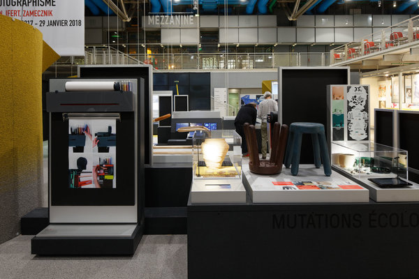 Les Etoiles sont érigées sur des podiums recouverts de PVC Tarkett « IQ Natural Le Graphite » et rehaussées d’un plateau en Dibond argenté, valorisant chaque élément présenté.