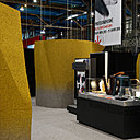 Le tapis (Desso) qui enrobe les socles se déforme par ailleurs en trois points pour créer des alcôves qui accueillent les projets en mettant en valeur l’expérience et le son. Ainsi, le dispositif autonome, tenu par le sol-mur moquette se déploie comme une double peau dans l’espace.