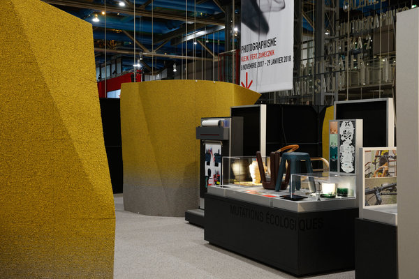 Le tapis (Desso) qui enrobe les socles se déforme par ailleurs en trois points pour créer des alcôves qui accueillent les projets en mettant en valeur l’expérience et le son. Ainsi, le dispositif autonome, tenu par le sol-mur moquette se déploie comme une double peau dans l’espace.