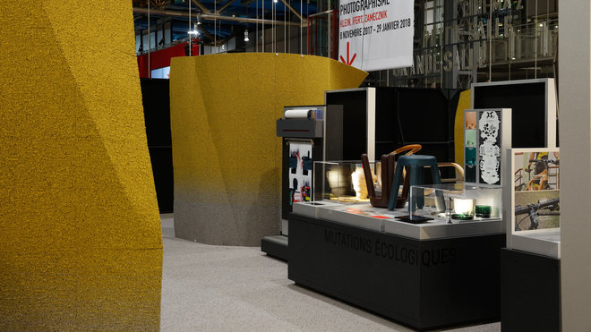 Le tapis (Desso) qui enrobe les socles se déforme par ailleurs en trois points pour créer des alcôves qui accueillent les projets en mettant en valeur l’expérience et le son. Ainsi, le dispositif autonome, tenu par le sol-mur moquette se déploie comme une double peau dans l’espace.