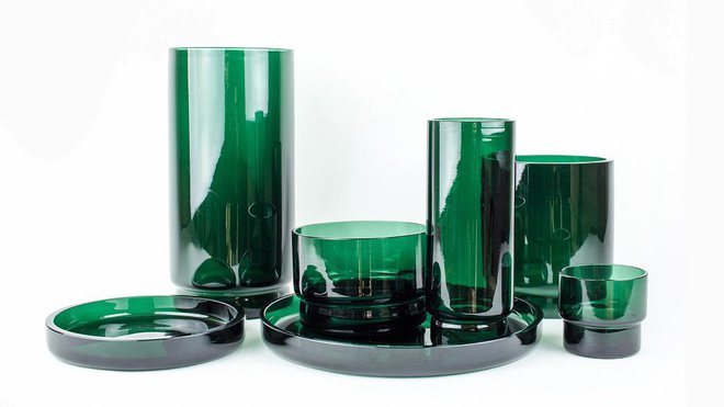 Ostraco, collection de pots en verre marin Glaz utilisant les déchets de la filière halieutique, la pêche et l’aquaculture. Composés de poudres de coquillage (huître) soufflées par un artisan, ces 7 récipients offrent des couleurs changeantes uniques, entre le vert et le bleu faisant référence à la mer. Création design Lucile Viaud en recherche d’éditeur.