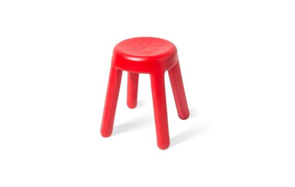 Rotoman, tabouret réalisé à partir des déchets de tests matière par rotomoulage de l’industrie plastique. Réalisation avec moule à épreuve de l’entreprise A. Schulman. Création design interne Maximum.