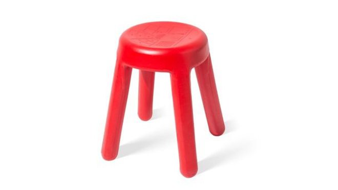 Rotoman, tabouret réalisé à partir des déchets de tests matière par rotomoulage de l’industrie plastique. Réalisation avec moule à épreuve de l’entreprise A. Schulman. Création design interne Maximum.