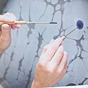 Marbreuse de papier Le papier cuve n'a pas de secret pour Julia qui a choisi comme nom de marque "Tomàs Avinent" en hommage à son grand père espagnol typographe de métier.