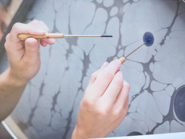 Marbreuse de papier Le papier cuve n'a pas de secret pour Julia qui a choisi comme nom de marque "Tomàs Avinent" en hommage à son grand père espagnol typographe de métier.