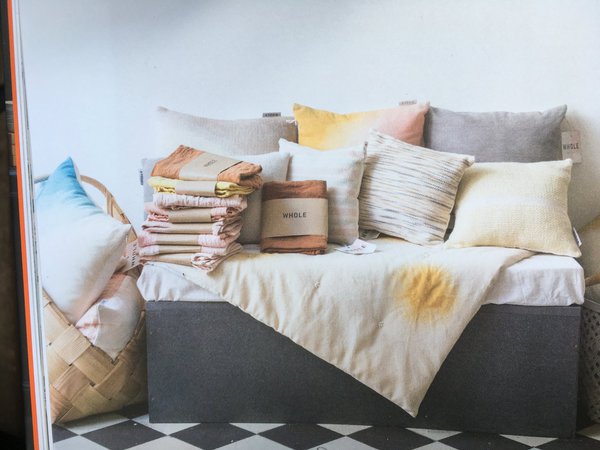"Whole" le métierd'Aurélia Wolff est teinturière végétale, ancienne styliste elle s'est passionnée pour les couleurs végétales et a lancé sa marque de textile pour la maison et l'enfant avec des teintures 100 % végétales.