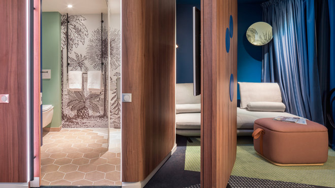 La paroi pivote pour libérer de l’espace et permet de visionner le grand écran de télévision de part et d’autre.