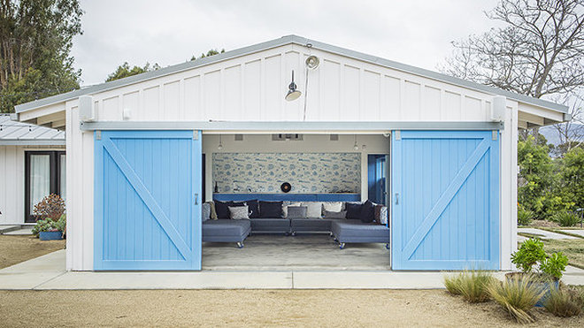 Grâce une baie très large, le salon s’ouvre complètement sur l’extérieur.