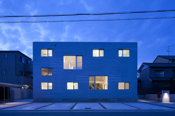 Projet LT Josai à Nagoya, au Japon. Extérieur d’une maison à partager par plusieurs familles,  conjuguant espaces communs et privés. Réalisation Naruse Inokuma Architects, 2013.
