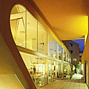 Cuisine restaurant communautaire de Sargfabrik, à Vienne. Réalisation BKK-3, 1992-96.