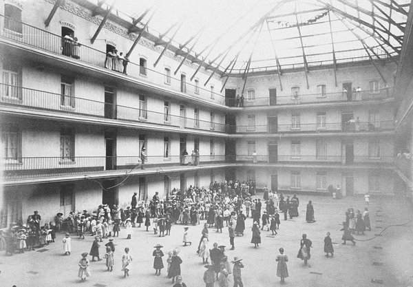 Familistère de Guise, élèves dans la cour intérieure de l’immeuble central, 1890.