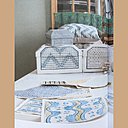 Derrière le nom d'Antoinette Poisson - Dominotiers, se cachent 3 restaurateurs du patrimoine, spécialiste du papier peint, qui ont su redonner vie à ce savoir faire du XVIII ème siècle oublié depuis, ils sont installés dans une cour de la rue Saint Sabin.