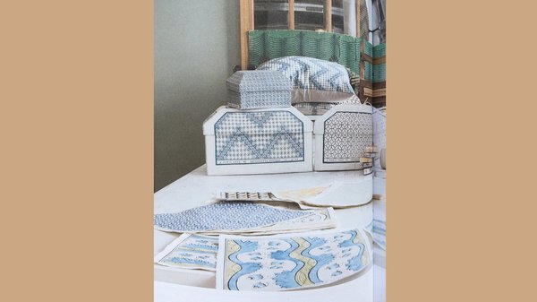 Derrière le nom d'Antoinette Poisson - Dominotiers, se cachent 3 restaurateurs du patrimoine, spécialiste du papier peint, qui ont su redonner vie à ce savoir faire du XVIII ème siècle oublié depuis, ils sont installés dans une cour de la rue Saint Sabin.