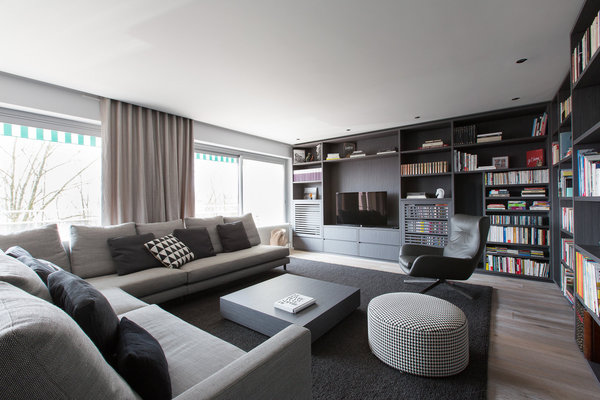 Le salon est structuré par des canapés en L (modèles Allen PK39899 avec coussin et Monge chez Minotti) et une bibliothèque qui rend l’espace plus intime. Table basse dessinée par Hélène Paoli. Pouf, Davis chez Minotti. Fauteuil Jenssen, Minotti. Tapis, Wire Tough- 2602, chez Danskina. Rideaux, Cosmos 283-01 Talc, chez Lelièvre.