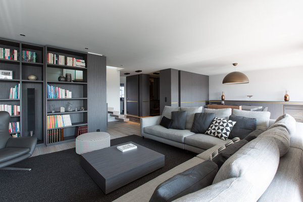 L’entrée est structurée par un double vestiaire qui épouse les anciennes cloisons. Une harmonie de tons gris, beiges et bruns avec des touches de cuivre, de bronze et de laiton dessine un style très chic et graphique. Parquet, Cuba en chêne alpine, chez Koval.