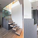 L’escalier entièrement redessiné offre des marches autoportantes insérées dans le mur d’appui qui allège son aspect massif.