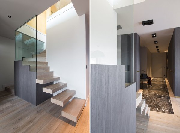 L’escalier entièrement redessiné offre des marches autoportantes insérées dans le mur d’appui qui allège son aspect massif.