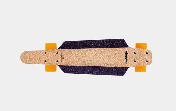 Skate Aster entièrement gainé de liège, pour une utilisation pieds nus même mouillés. Edition Pays Basque, création Akonite.