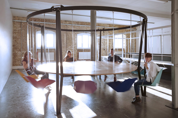 Comme un manège, table circulaire Swing, avec chaises suspendues à un cadre de baldaquin pour un design ludique.  Création Duffy London.