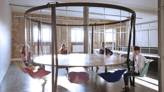 Comme un manège, table circulaire Swing, avec chaises suspendues à un cadre de baldaquin pour un design ludique.  Création Duffy London.