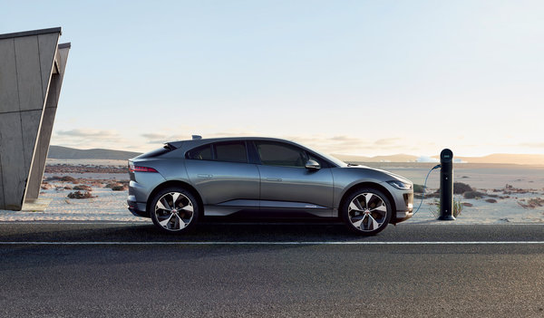Première voiture de luxe 100 % électrique alliant performance et technologie. Création Jaguar I-Pace.