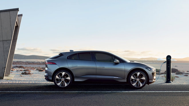 Première voiture de luxe 100 % électrique alliant performance et technologie. Création Jaguar I-Pace.