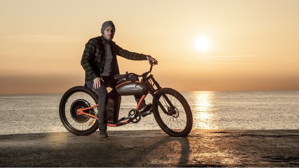 E-Bike élégant et écologique au design vintage racé, équipé de la plus haute technologie en matière de vélos électriques. Création Rayvolt.