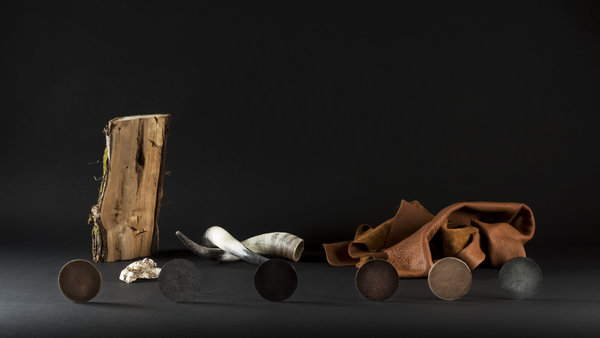 Façon bois, cuir, coquillage ou corne, des matériaux naturels nés de la rencontre entre haute technologie et artisanat d’art. Ces bio-polymères synthétisés en France offrent des qualités supérieures à leurs équivalents naturels. Création Authentic Material.