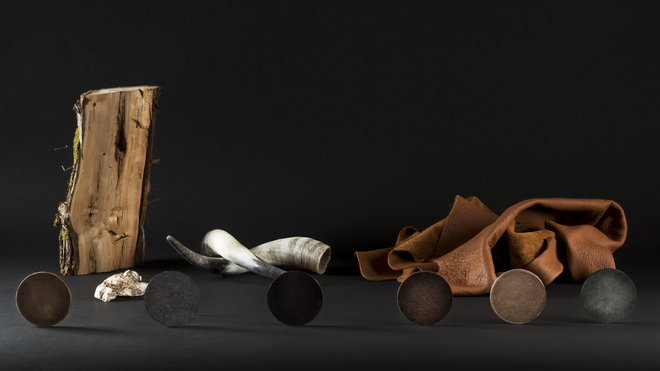 Façon bois, cuir, coquillage ou corne, des matériaux naturels nés de la rencontre entre haute technologie et artisanat d’art. Ces bio-polymères synthétisés en France offrent des qualités supérieures à leurs équivalents naturels. Création Authentic Material.