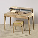 Touches pastel pour le bureau 331 (120 x 68 x H 95 cm) de la collection Liseré équipé de 3 tiroirs et d’une niche. Création Julie Gaillard pour Dasras.