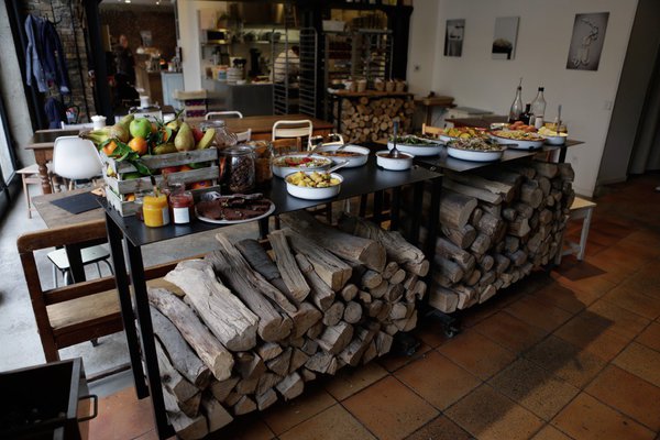Chaque samedi et dimanche, Benoît Castel propose un brunch à volonté et de saison dans sa boulangerie de Ménilmontant.