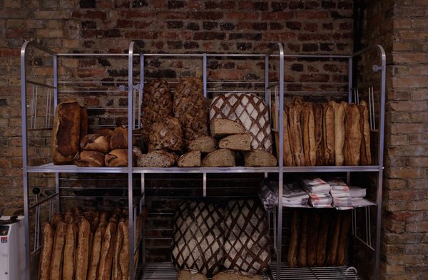 Grande variété de pains qui accompagneront les confitures du petit-déjeuner jusqu’à un plateau de fromages variés.