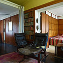 Au second niveau, les espaces communicants sont réchauffés par des boiseries murales contemporaines.