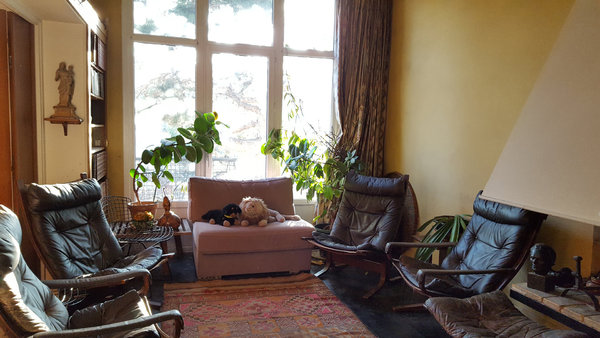 Le salon de l’appartement situé au second niveau est doté d’une cheminée.