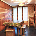 La salle à manger de l’appartement situé au second niveau offre des rangements muraux intégrés avec un mobilier d’origine en adéquation.