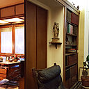 Les larges espaces vitrés de la façade principale orientée au sud baignent l’intérieur d’une généreuse luminosité naturelle.